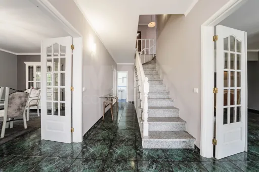 Moradia T4 em Olho Marinho | 260m² | Lote 734m²