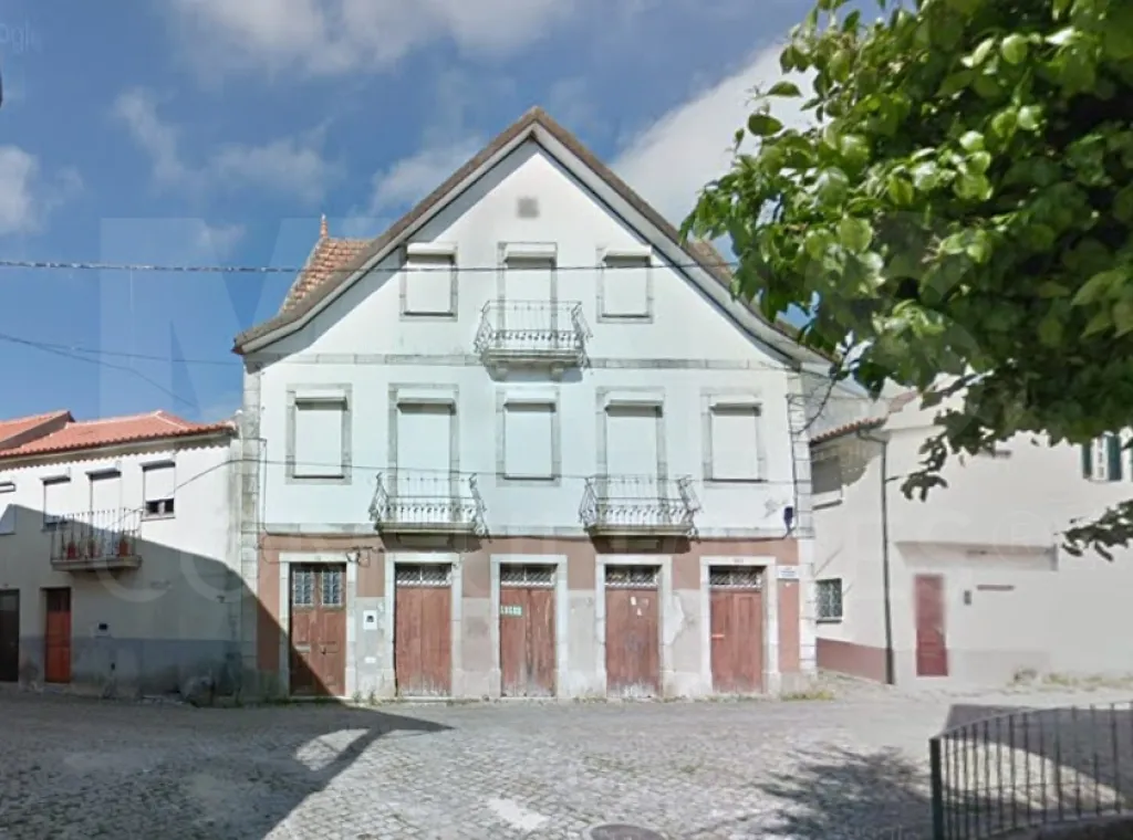 1921 Building for Renovation – Ideal for Business + Accommodation
