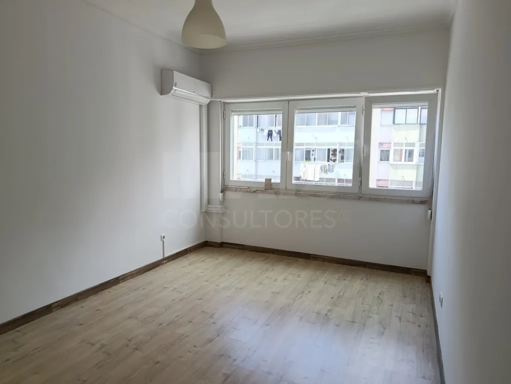 T2 in Carnide - Comfort, light and privileged location.