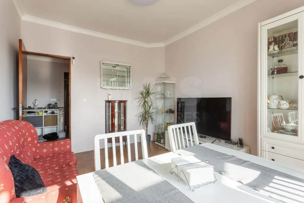 2-Bedroom Apartment with Excellent Potential | Sacavém | 5th Floor with Elevator