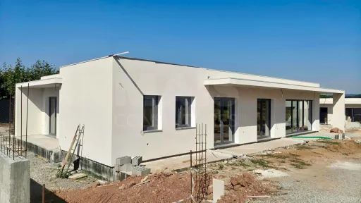 Moradia Contemporânea T4 com Suite Master, Piscina de Água Salgada, Garagem e Acabamentos Premium !