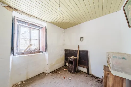 Moradia p/a recuperar c/ terreno na Fanadia com viabilidade de construção