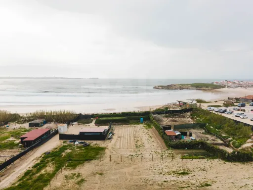 Terreno de 1980 m2 ao lado da praia.
