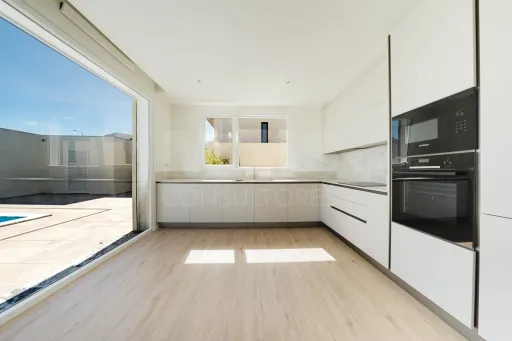 3 bedroom detached house with pool and garden !