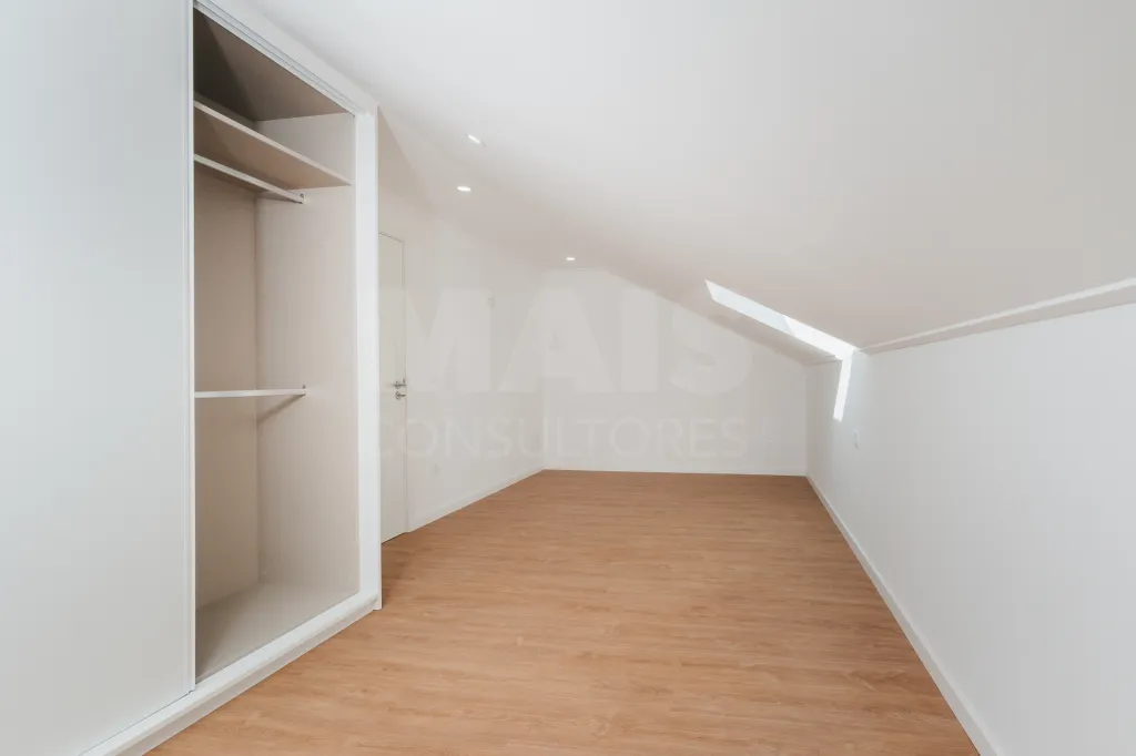Moradia T4 Totalmente Remodelada com Logradouro em Coruche