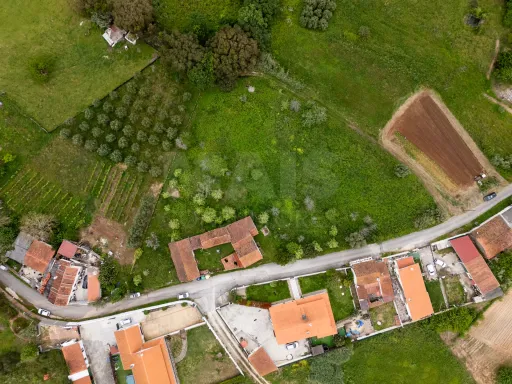 2 Moradias p/a recuperar em terreno plano c/ 4.603m2