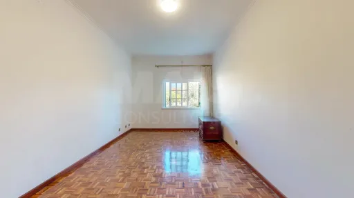 Moradia T5, na calhandriz com piscina