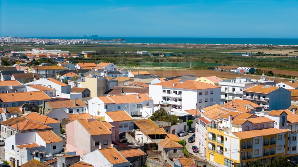 Moradia T3 com quintal para recuperar em Atouguia da Baleia