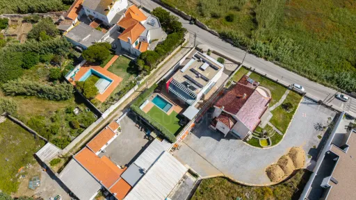 Deslumbrante Moradia T5 com Vista Mar, Piscina Privada e Excelente Exposição Solar