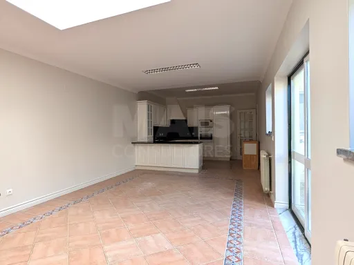 Moradia T6 - 5 min (Praia da Consolação)