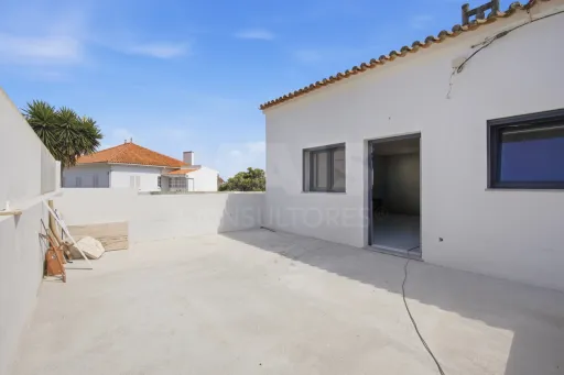 Apartamento T4 com quintal e estacionamento