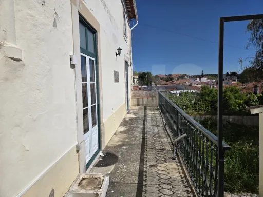 Prédio no Centro de Torres Novas com Jardim e Forte Potencial para constituição de Propriedade Horizontal com elevada rentabilidade de investimento