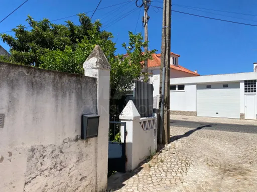 Moradia com Logradouro para Remodelar