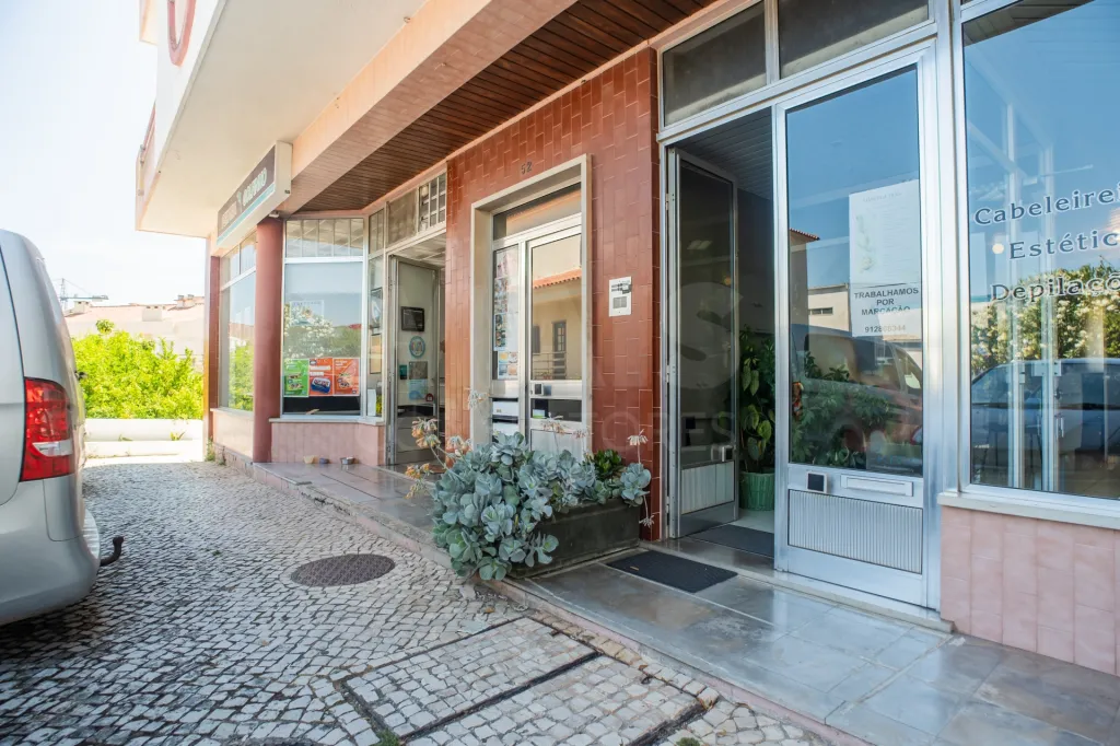 2-Bedroom Apartment in the Heart of Cadaval – Comfort, Location, and Potential!