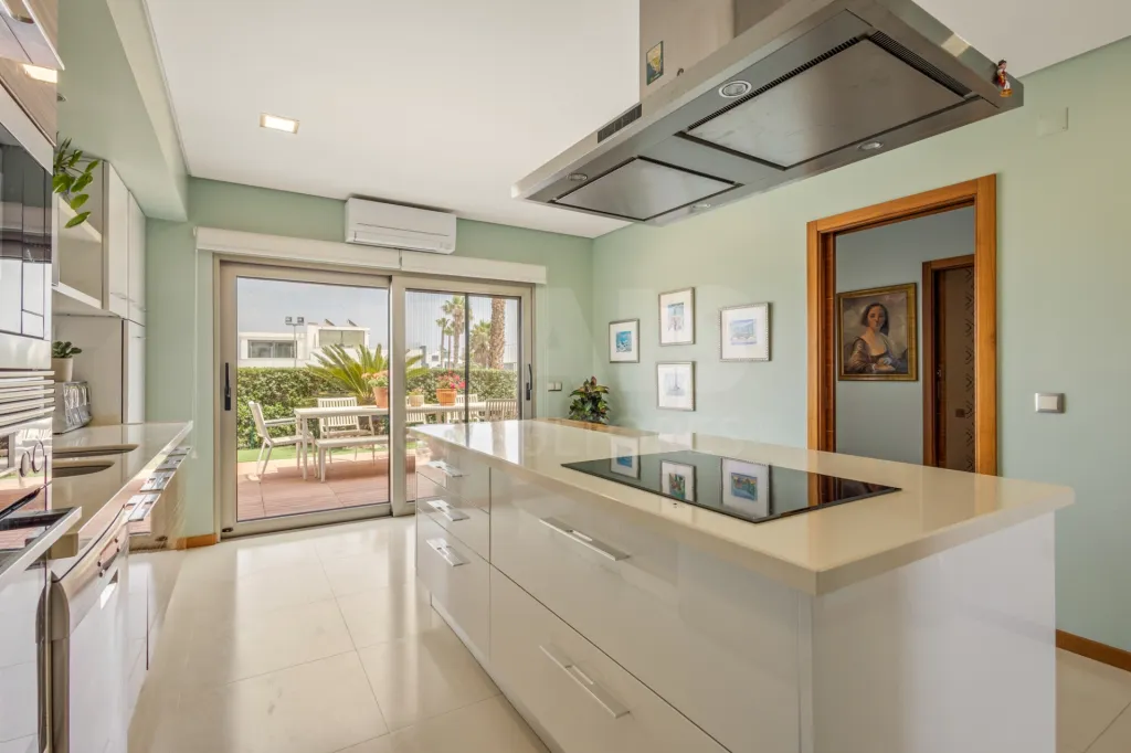 Moradia T4 com Vista Mar, Jacuzzi Panorâmico e Energia Solar | Lourinhã