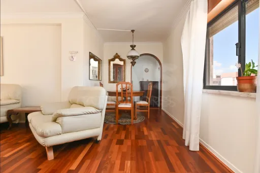 T3 Amplo em São Domingos de Rana com parqueamento