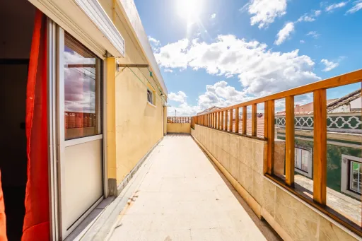 Apartamento T3+1 no Centro de Peniche com Terraço Privativo e Elevada Rentabilidade