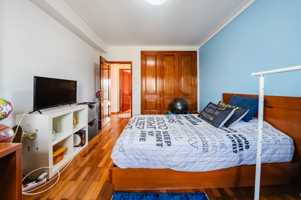 Moradia exclusiva com piscina aquecida, suite, garagem e jardim deslumbrante