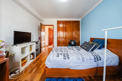 Moradia exclusiva com piscina aquecida, suite, garagem e jardim deslumbrante