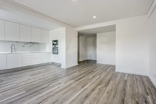 Apartamento T3 totalmente remodelado na Póvoa de Santa Iria com parqueamento