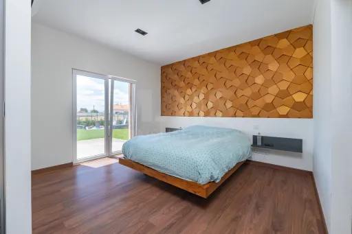 Moradia T4 térrea, semi-nova com terreno de 3500m2 em Salvaterra de Magos