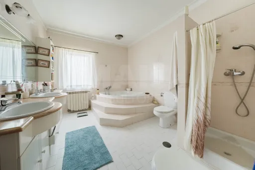 Propriedade única, a apenas 2 km de Alcobaça, com mais de 30.000 m² de terreno