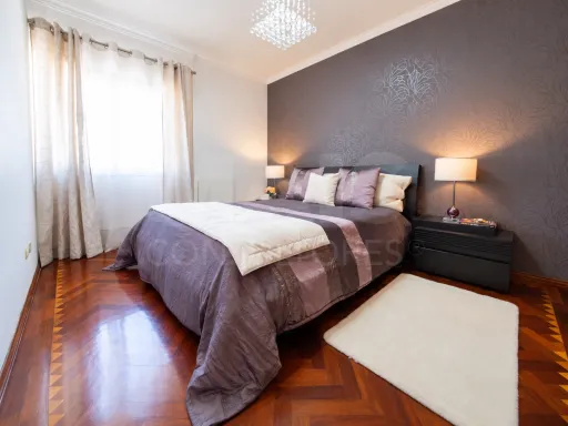 T3 no Carregado com excelentes areas com varanda e parqueamento
