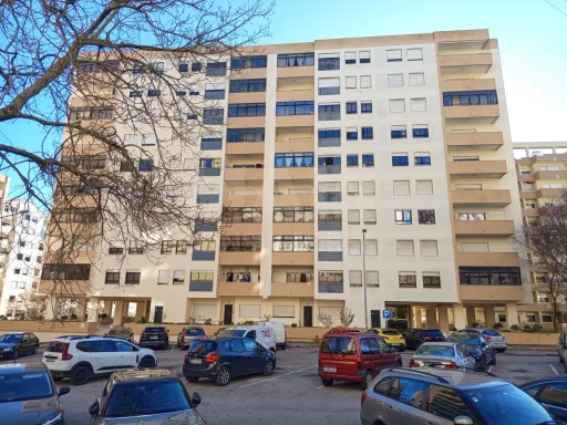 Apartamento T2 c/ Vista Rio, Elevador e Garagem em Box fechada!