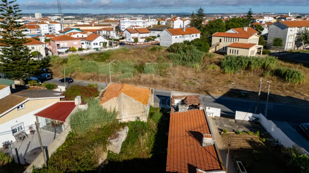 Terreno com 4 construções e 1 armazém no centro de Peniche