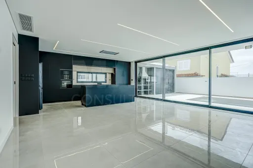 Magnifica moradia V4 Nova na Granja em Vialonga com piscina de água salgada
