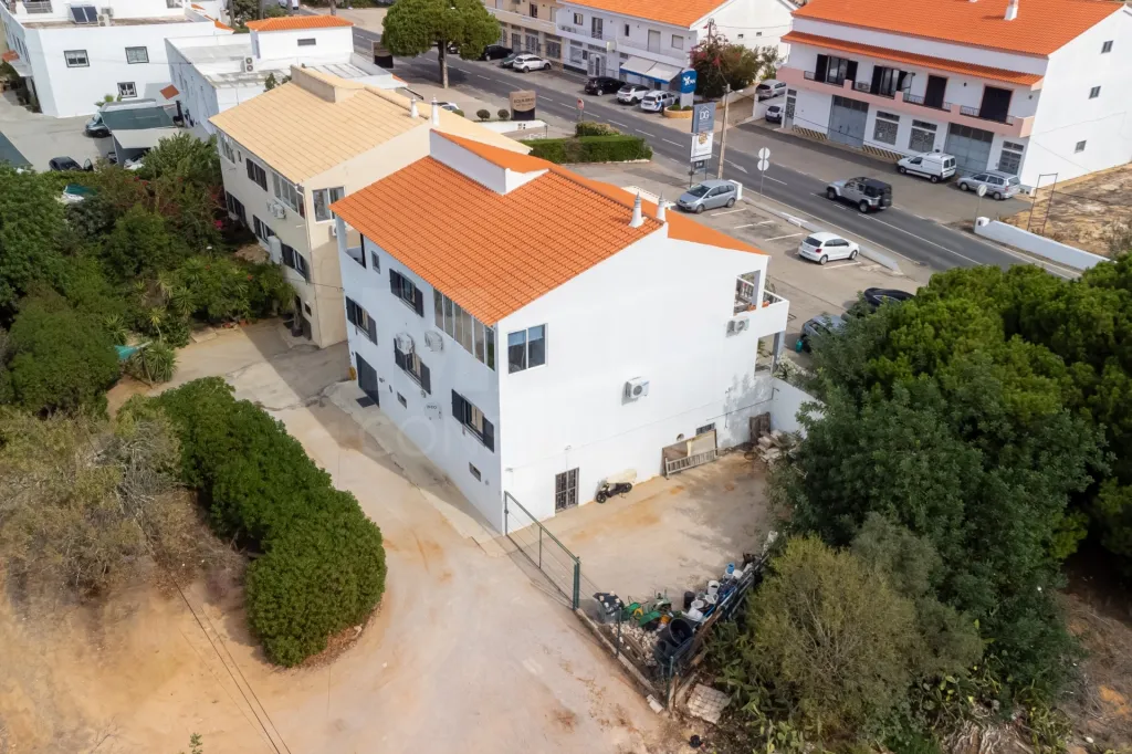 Moradia  Bi Familiar e serviços