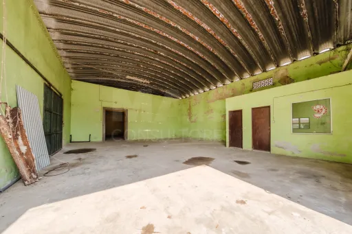 Moradia T5 com Armazém e Terreno na Usseira, Óbidos