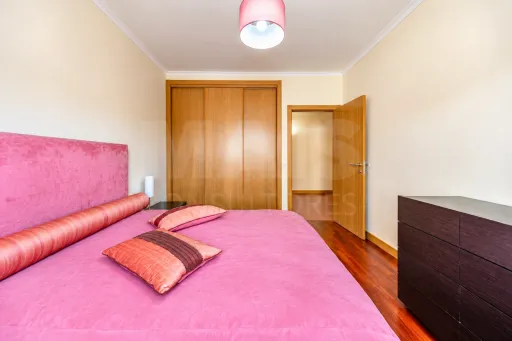 Apartamento T3 com elevador e lugar de garagem.