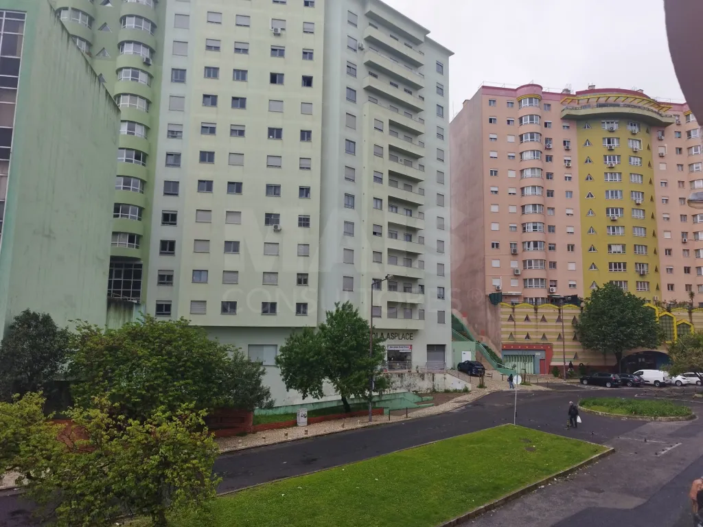 Apartamento T4 ao lado do metro das Olaias com dois lugares de parqueamento