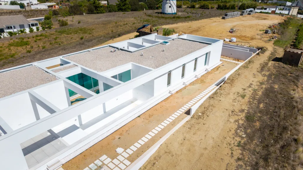 4-bedr. house on 2-hectare plot in Carvalhal