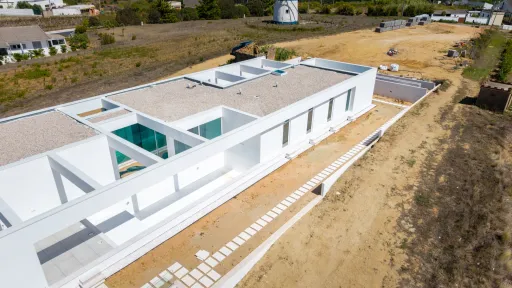 4-bedr. house on 2-hectare plot in Carvalhal