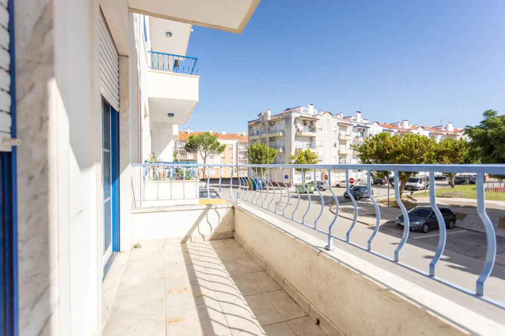 Apartamento T3 com parqueamento, arrecadação e varandas na Urbanização dos Pilares em Samora Correia.