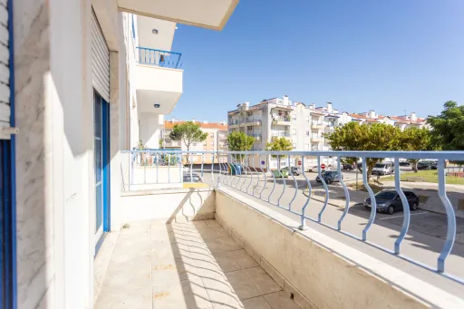 Apartamento T3 com parqueamento, arrecadação e varandas na Urbanização dos Pilares em Samora Correia.