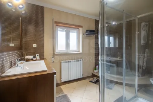 Moradia Térrea T5 com Piscina e Vista Deslumbrante – Serra de Aire e Candeeiros