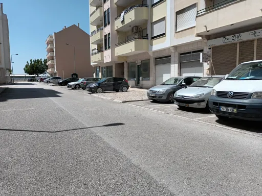 Apartamento T1+1(e loja) na Castanheira do Ribatejo.