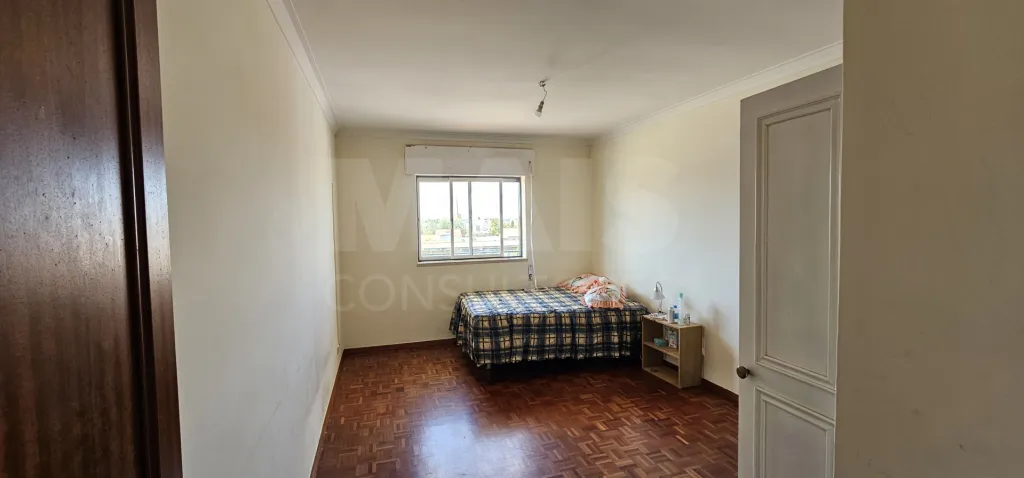 Apartamento T3 no Centro de Alpiarça | Áreas Generosas, Varandas e Excelente Localização