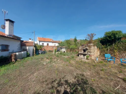 Moradia T3 com terreno em Lourosa, Oliveira do Hospital.