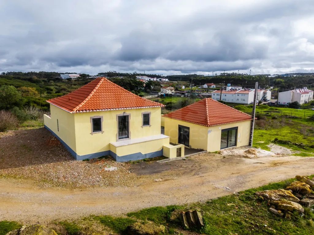 Fully Renovated 3-Bedroom House | Courtyard and Outbuildings | São Bartolomeu dos Galegos, Lourinhã