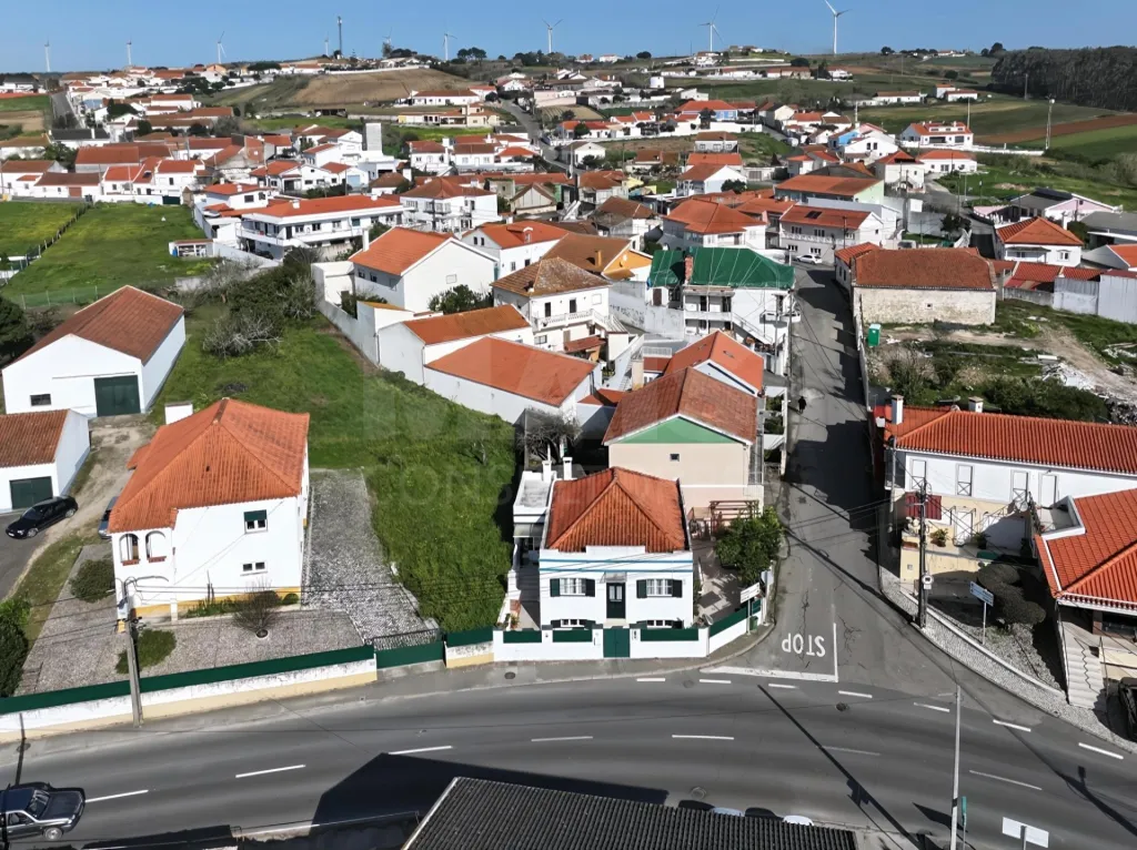 Moradia T4+2 c/ Churrasqueira, Logradouro & Parqueamento !