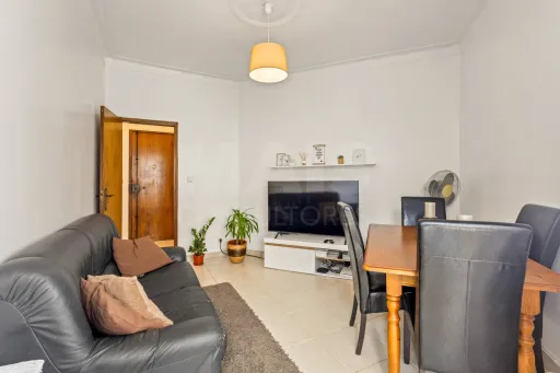 Apartamento T2 com sótão 80m2 aproveitável — Buraca