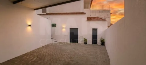 Moradia T3 em Santa Catarina | Mobilada e Decorada, com Terraço e Estacionamento