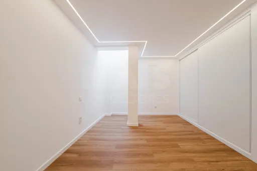 Moradia totalmente remodelada no coração de Peniche!