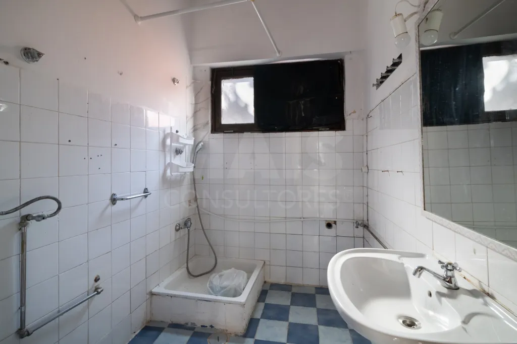 Prédio em propriedade total, localizado numa zona central da Lourinhã,