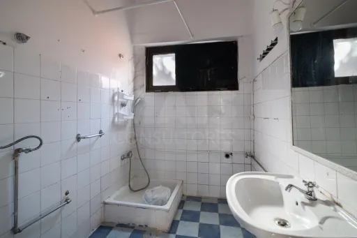 Prédio em propriedade total, localizado numa zona central da Lourinhã,