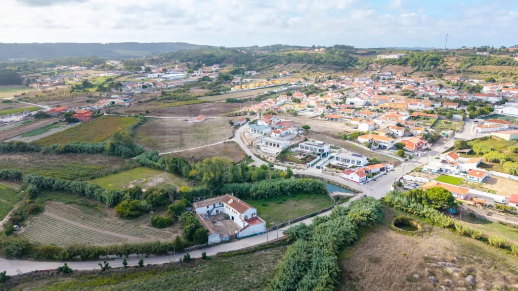 Moradia T4 com piscina em lote de 759m2 em Amoreira Óbidos